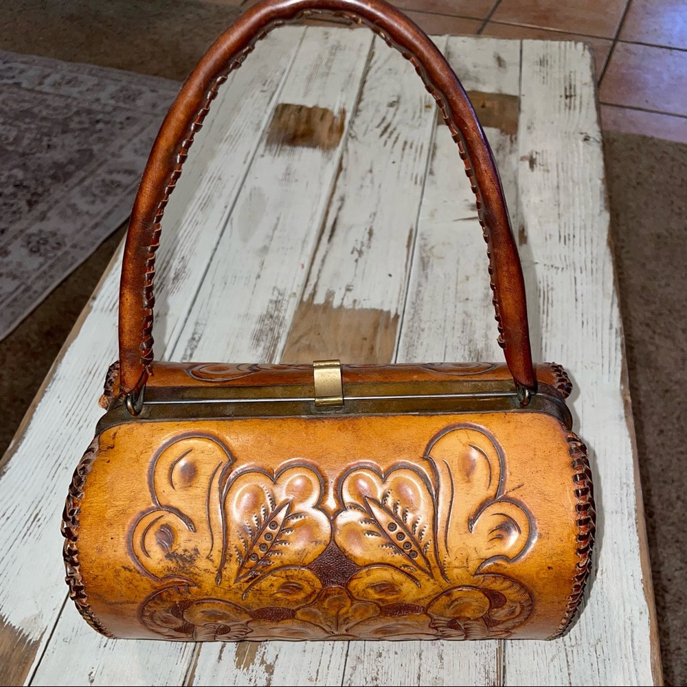 GORGEOUS Clifton Vintage Tooled Leather Purse RARE Round Style